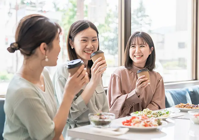 装置を気にせずに食事が楽しめる